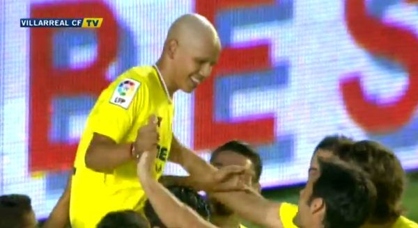 TheChips_Futbol's tweet photo. Un paciente de cáncer anotó un gol con el Villarreal en un partido benéfico #RESPECT(@Curiosos_Futbol) http://t.co/9ESmq86pZ7