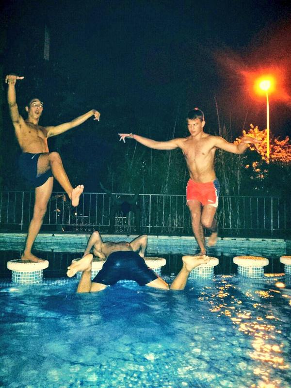 JotaRamirez9's tweet photo. Muchas risaas! Jajajaa #Ninjas #Mimeticos #Dondeestadani #PiscineoNocturno #YNoseQueMas #ASi #SamuGay 🔝🔝🔝🔝 http://t.co/34iQdIFDGg