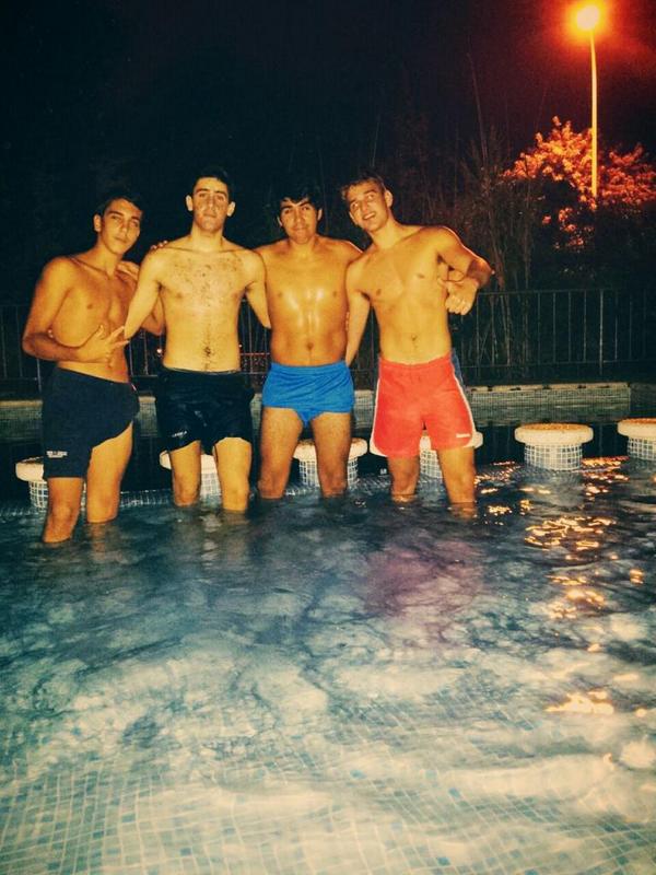 JotaRamirez9's tweet photo. Muchas risaas! Jajajaa #Ninjas #Mimeticos #Dondeestadani #PiscineoNocturno #YNoseQueMas #ASi #SamuGay 🔝🔝🔝🔝 http://t.co/34iQdIFDGg