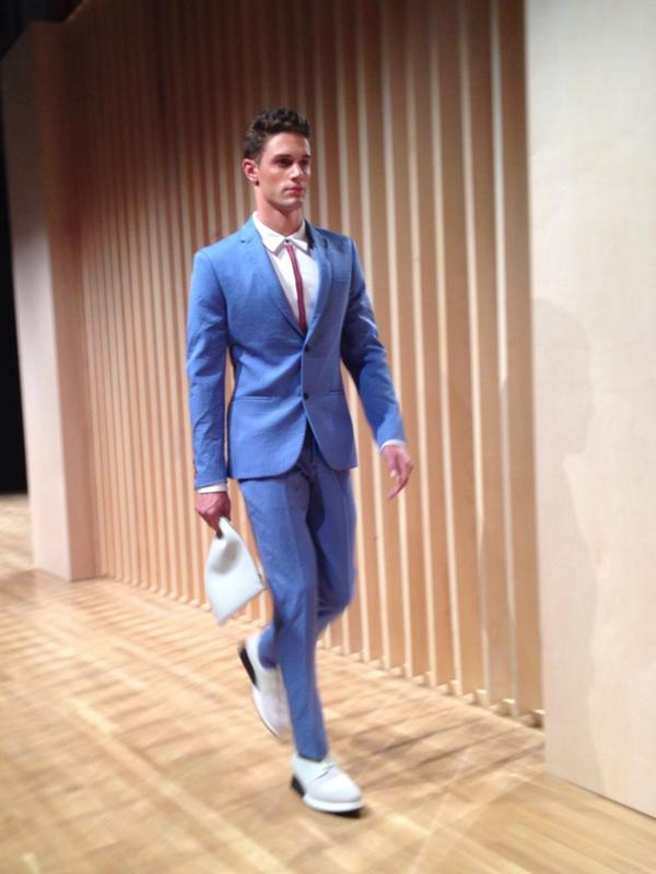MensHealthStyle's tweet photo. New day, new designer @perryellis. Check out that tailoring #NYFW http://t.co/IyQ7dMXb52