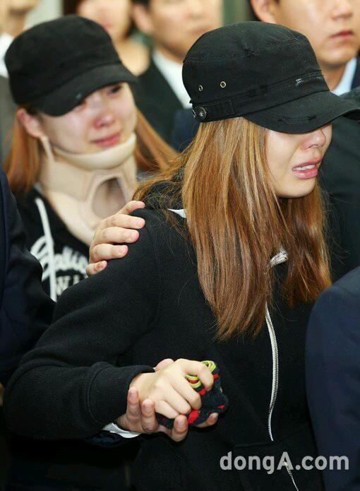 toysinfoent's tweet photo. Ladies' Code's members Ashley &amp; Zuny attend EunB's wake 

#RIPEunB http://t.co/WryXAhMxhr