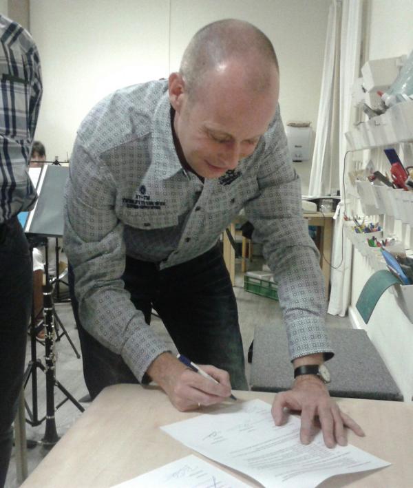 Het contract is getekend en dat betekent: Ronald Slager is officieel de nieuwe dirigent van Crescendo Ermelo!