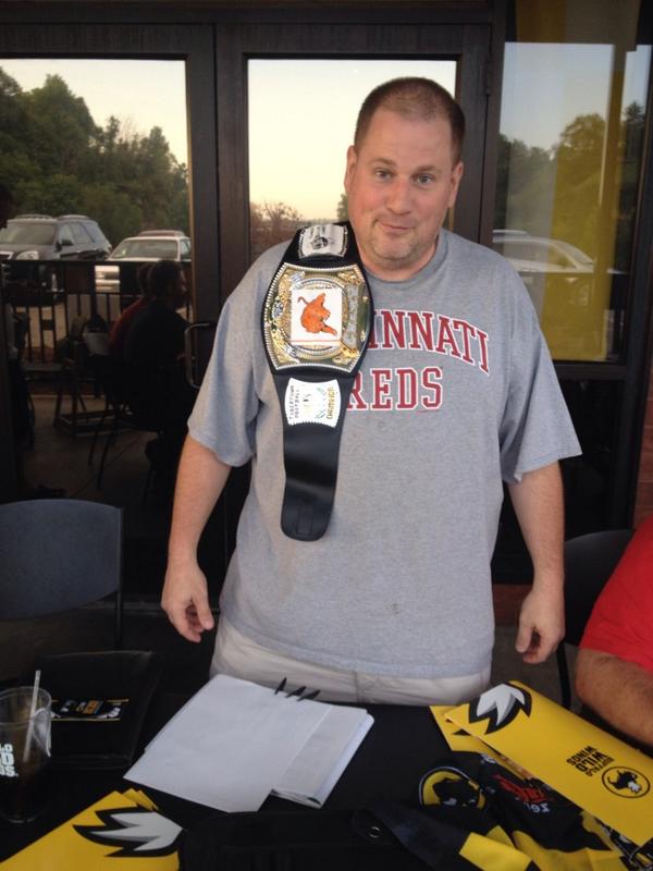 CraigHarveyOU's tweet photo. Tigertown #FantasyFootball draft @BWWings & here's our 2013 winner with his award! #TwitterlessBart http://t.co/M3xT00KhTG