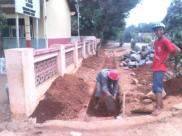 Pengerjaan pagar SD raguklampitan jepara. Mohon maaf jika timbunan material mengganggu kelancaran anda berkendara