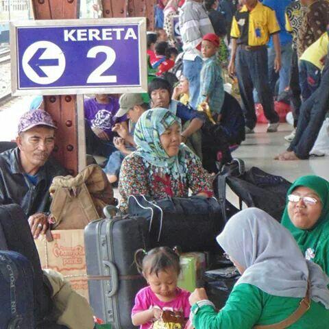 Dg senang hati nunggu KA distasiun #Pasarsenen #69TahunKeretaku