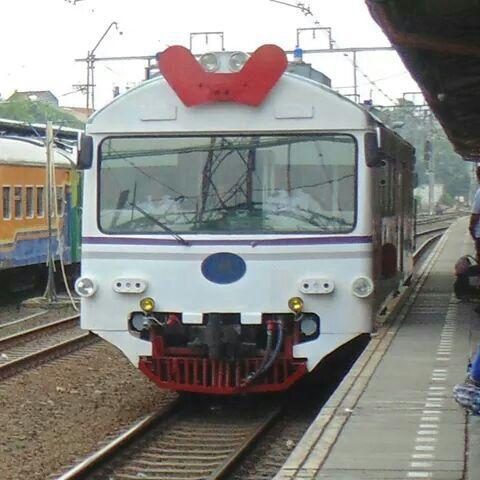 KA Dinas #Wijayakusuma melintas distasiun #Pasarsenen #69TahunKeretaku