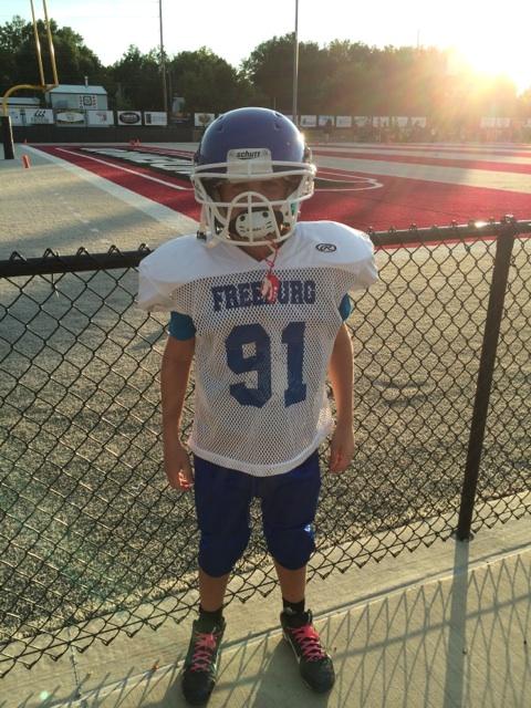 Tonyfunderburg's tweet photo. @reneknottsports @KSDKSports we appreciate them letting us play tonight #jrmidgets @FburgFootball http://t.co/Ri2Iq5CijK