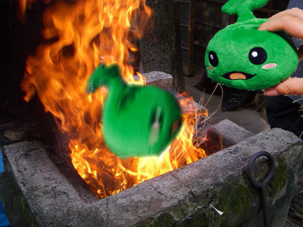 ninjamagic_bot's tweet photo. がんばって育てたもりりんが…
＿人人 人人＿
＞ 突然の死 ＜
￣Y^Y^Y^Y￣
死因: [津波警報に驚いて火に落下して即死]
体重：0,1kg
��料育成ゲーム【生きろ！もりりん】 http://t.co/L0DZut0oY9