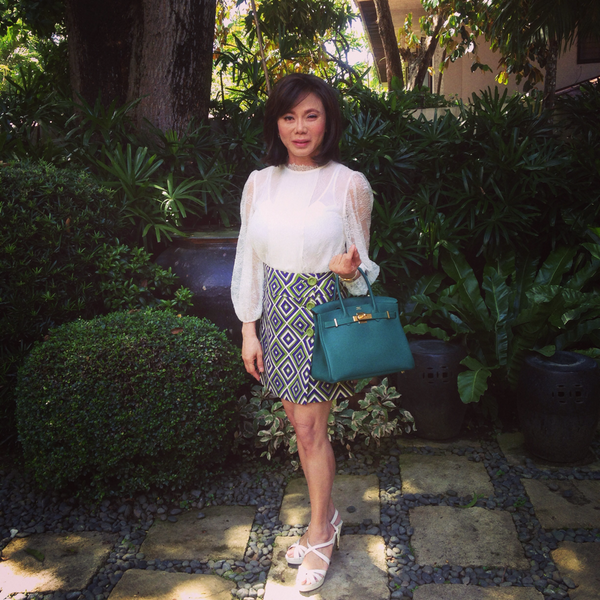 Victoria G. Belo, MD on X: Happy Friday !OOTD # Alice &olivia lace  white blouse . #prada geometric skirt # Hermes malachite green birkin.   / X