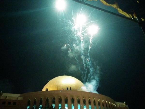 UIIYogyakarta's tweet photo. PESONA TAARUF UII ditutup dg kmbg api, lampion&amp;menyalakan skitar 6000 lilin di dpn Kubah Emas. #indah @PESTAUII2014 http://t.co/jXi7u9z8xF
