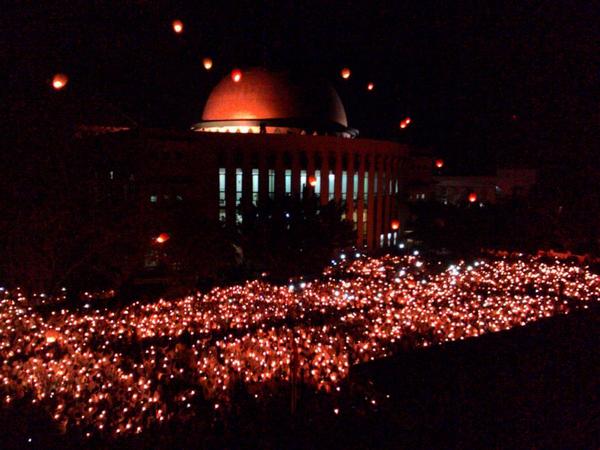 UIIYogyakarta's tweet photo. PESONA TAARUF UII ditutup dg kmbg api, lampion&amp;menyalakan skitar 6000 lilin di dpn Kubah Emas. #indah @PESTAUII2014 http://t.co/jXi7u9z8xF