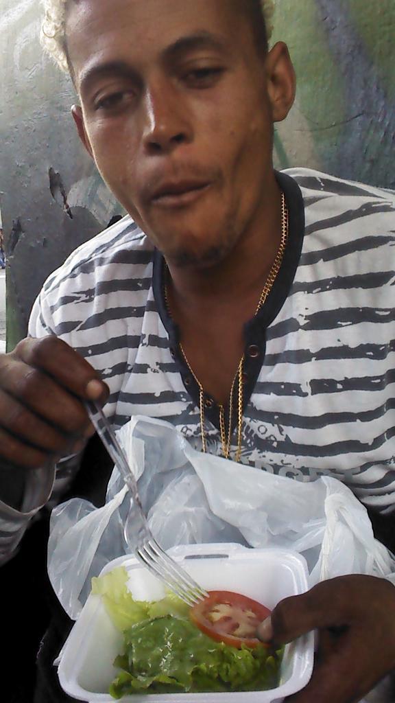 taiua's tweet photo. #cafecomjornal Doe uma marmita para um morador de rua tire uma foto e faça um vídeo e ganhe o dia. #MarmitaChallenge http://t.co/fuxNMBLyeg