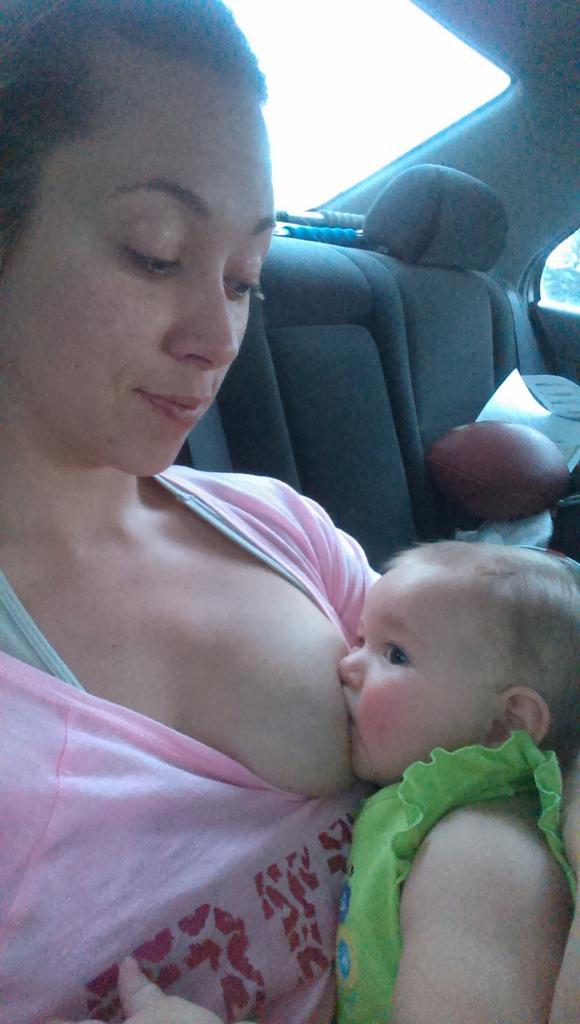 THECannaMama's tweet image. Back seat dinner. #dailynursingselfie #rainingoutside #footballpractice