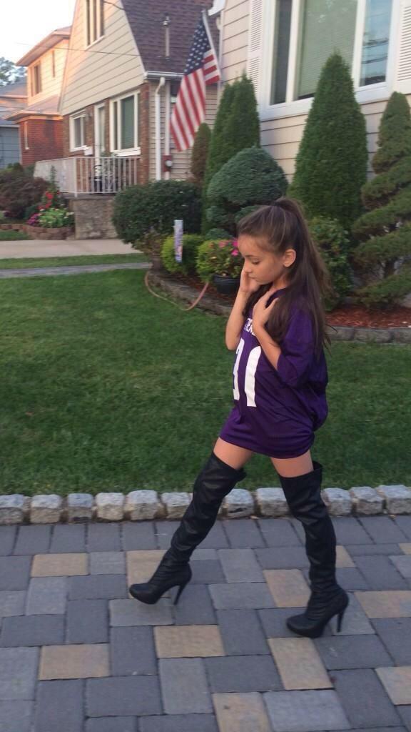 LegendaryIsaiah's tweet photo. OMG ARIANA JUST WALKED BY http://t.co/YGFB6Lm7FV
