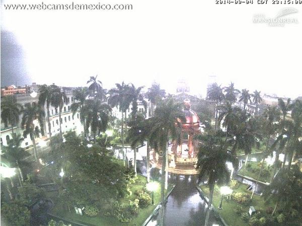 webcamsdemexico's tweet photo. Espectacular relámpago iluminando el cielo #Tampico #Tamaulipas en la tormenta de esta noche vía @_LaloVillanueva http://t.co/xGwAYtZ4qi