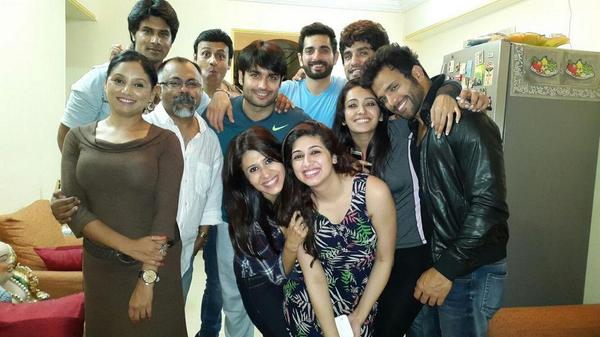 Asha_FC's tweet photo. #Gorgeous #AshaNegi having fun with #Friends #PYEK #Reuniun #Memories #BestTime
Pic posted by Vahbiz http://t.co/CbZQnlIx73