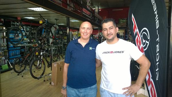 leonardiracing's tweet photo. Clienti Spagnoli http://t.co/ZiIUnsUpRy