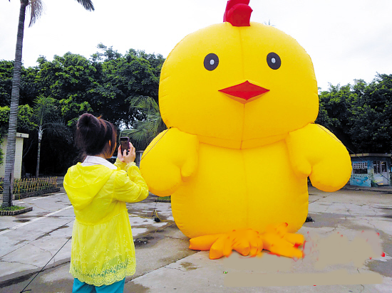 designmakeshare's tweet photo. Chinese man #ShanZhai a ....rubber duck! http://t.co/hM9UIheQCu http://t.co/XgzbezbpZj