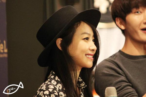 affxtionina's tweet photo. 140904 Victoria #fx during Who.a.u fansign event (4P) [ cr as tagged ] #5YearsWithFx http://t.co/yd52Np1719