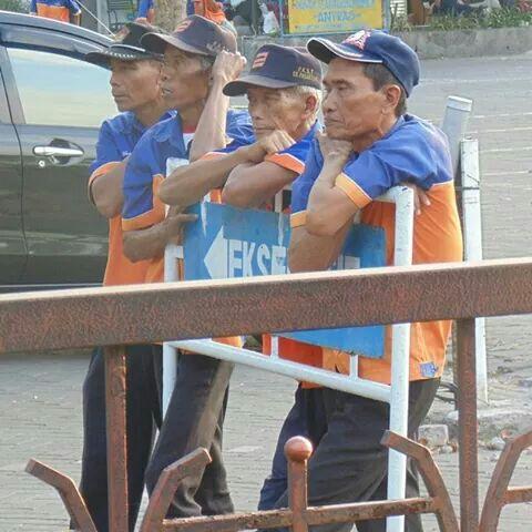 Menunggu Rejeki. #porter #Pasarturi #surabaya #69TahunKeretaku #sahabatKAI