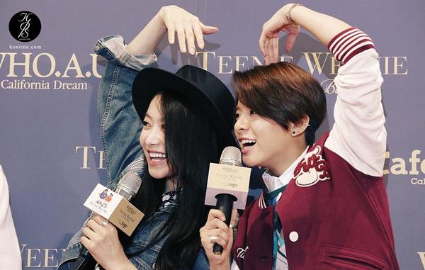 functionlove's tweet photo. 140904 f(Victoria)+f(Amber) = WHO.A.U Store Fansign Event in Taiwan [2] | 115P http://t.co/z4E0qg7XJf #5yearswithfx http://t.co/PRPwKGJtAA