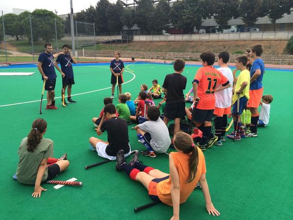 CataloniaHoquei's tweet photo. El #topper d'avui, Jose Fajardo ens ensenya com desviar una pilota cap al gol. Ha sigut molt divertit!! Gràcies!!! http://t.co/iOSOfFLdbY