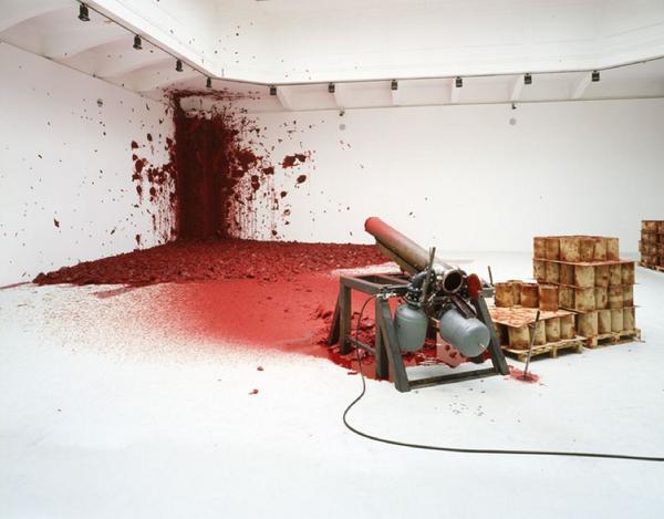 artistsbot's tweet photo. Anish Kapoor[b.1954]
光を反射したり吸収したりする素材が好きなカプーア。
作品のスケールが大きく、最近は中に入れる作品や大砲で絵の具を打つ作品が増えてきて、「彫刻」から「体感型」アートになってきたインドの人。 https://t.co/IdnTnu3wrm