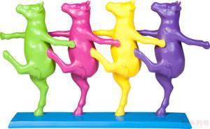 Цвета фигурки. Китч статуэтки. Цветные фигурки для интерьера. Разноцветные статуэтки. Статуэтка Танцующие коровы.