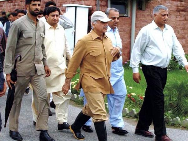 officalifans's tweet photo. @ShkhRasheed LAHORE: 
Chief Minister Shahbaz Sharif on Friday visited flood victims in Sialkot and Narowal.
#GoNawaGo http://t.co/u2vqzQnTvK