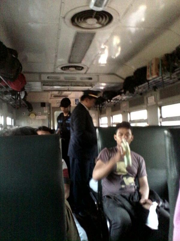 Kondektur #tegalekspres sdg periksa tiket. #69TahunKeretaku  #railfans #sahabatKAI