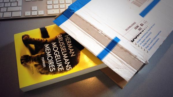 PimVV's tweet image. Goed om te weten dat @bol_com boeken naakt in de doos stopt, zonder folie, bubblewrap, ... #cheapservice #fail