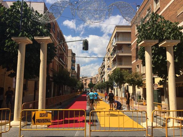 SER_Murcia's tweet photo. La plaza del Alpargatero de #Cehegín ya luce la alfombra roja. #AmbelLaPelicula #Preestreno @AmbelLaPelicula http://t.co/BS8tUAVrBU