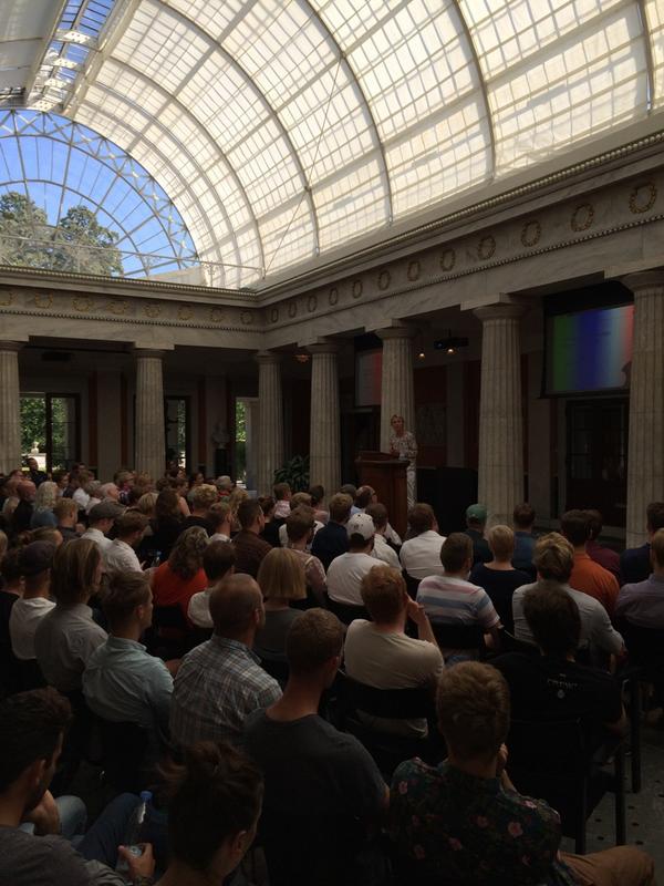 Studforeningen's tweet photo. Et fyldt @carlsberg Akademi nyder en oplagt @lykkefriis på verdens frieste talerstol. #studenterforeningen http://t.co/5Rd4SW8QVd