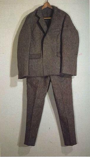 artistsbot's tweet photo. Joseph Beuys[b.1921-1986]
「人間は誰でも芸術家」と言い放って、美術界に影響残しまくったボイス先生。講義の黒板の価値がすごい。
戦争で死にかけたときに、助けてくれた人が使ってくれた脂肪とフェルトが大好き。 https://t.co/HCCT6oZIri