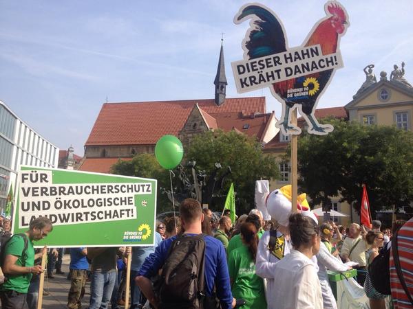 Erfurt hat es satt! Grün eingefärbte Demo gegen Tierfabriken, für artgerechte Haltung #machesmoeglich #ltwth