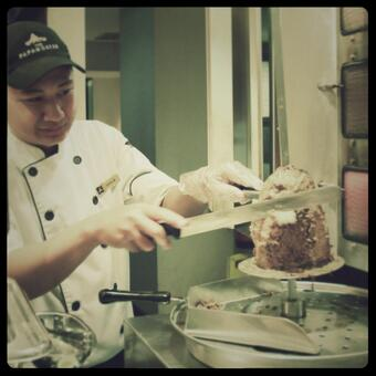 rebahancom's tweet photo. Lagi buat apa sih chef serius banget? Ini salah satu chef handal yang ada di @ThePapandayan bandung :) http://t.co/J8rNhU5NIK
