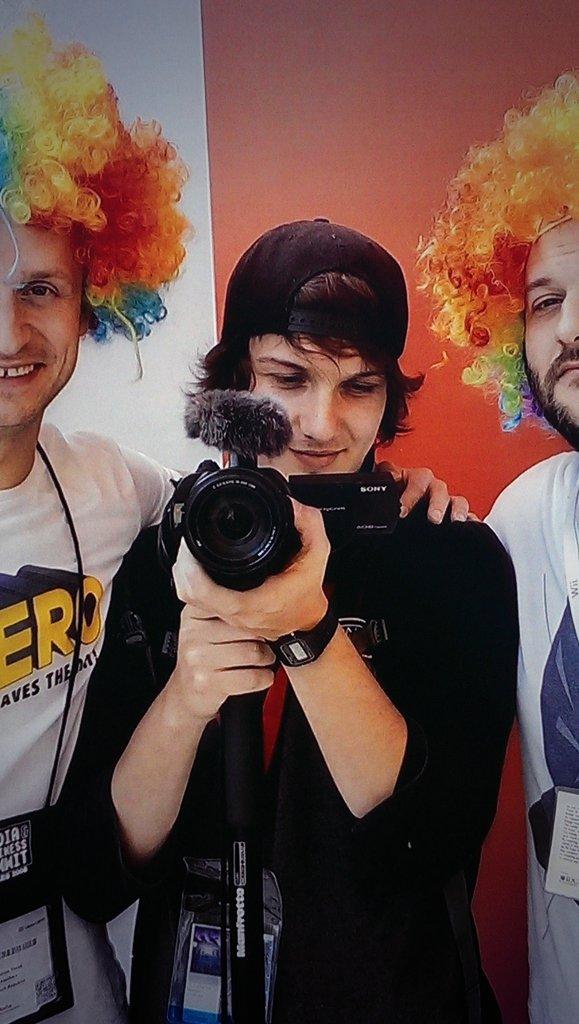 Applikace's tweet photo. Utíkali jsme před tím, ale selfie nás dostihla u stánku Lenova. A navíc s parukama... http://t.co/FXkjZmJs68