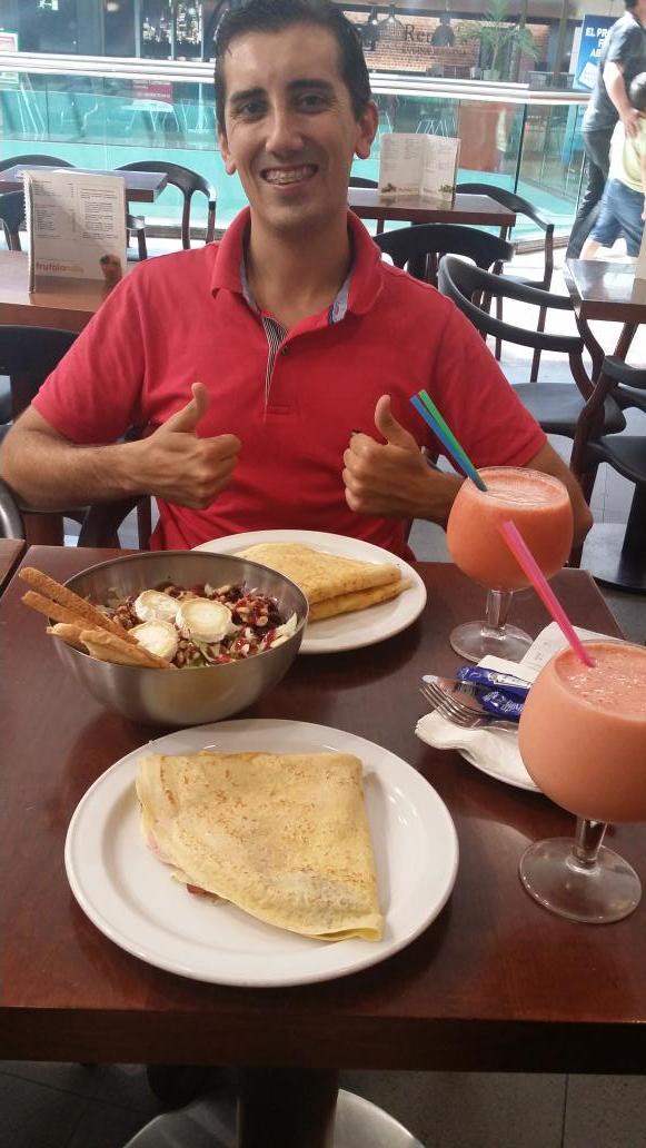 ire_nita5's tweet photo. Comida de celebración con el nuevo profe @CarlosMartinLK ... Enhorabuenaaa!! #motivación #asisi #solofaltoyo http://t.co/SNDgWztiAE