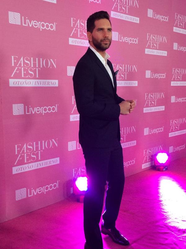 AztecaTalento_'s tweet photo. El galán @ArapBethke en la alfombra rosa del #liverpoolfashionfest http://t.co/y0nn4LcEyq