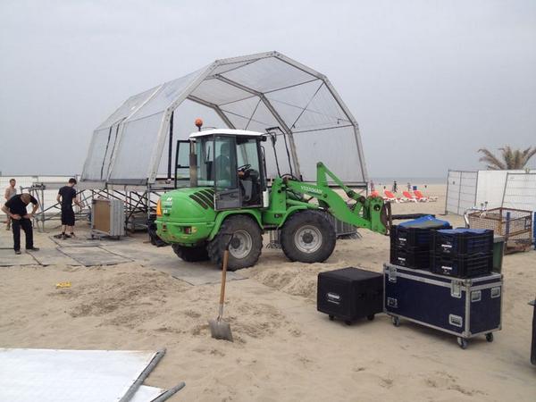 In opbouw voor #zwoelezomergeluiden! Met een berg aan passie realiseren we die zwoele sfeer zeker voor <a href="/Strandconcert/">Zwoele ZomerGeluiden</a>