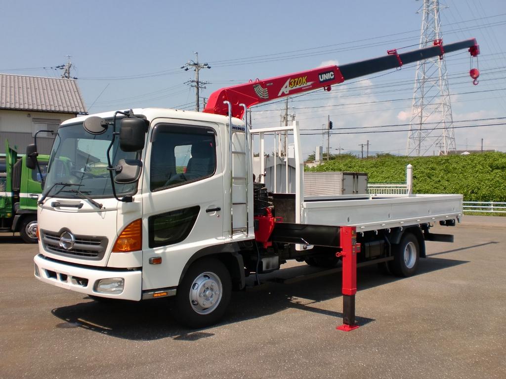 建設機械紹介bot 積載形トラッククレーン 通称ユニック車 これは古河ユニックの商標である 一般的な名称はキャブバック クレーン車である 主な用途はトラックの荷台の荷物の積み下ろしなど 5t未満のクレーンは小型移動式クレーン運転技能講習が必要で