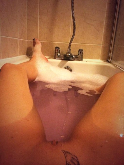 #Pussy chilling in a pink #bath 👌☺️ hope everyone has a smashing weekend 😘 http://t.co/HETLd6nru2<a href="/tag/pussy"class="tags">#Pussy</a><a href="/tag/bath"class="tags">#bath</a>
