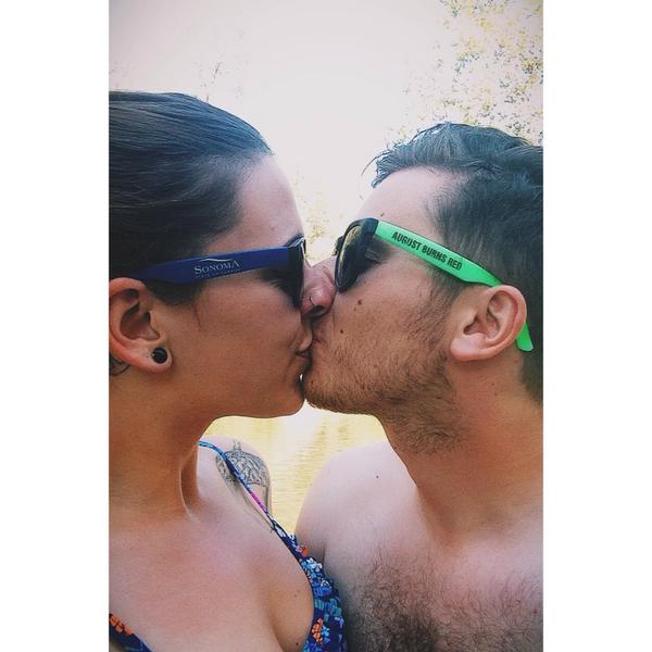 ChristAir69's tweet photo. Obligatory couples kissy pic #wegross http://t.co/z0e1OjwOtH