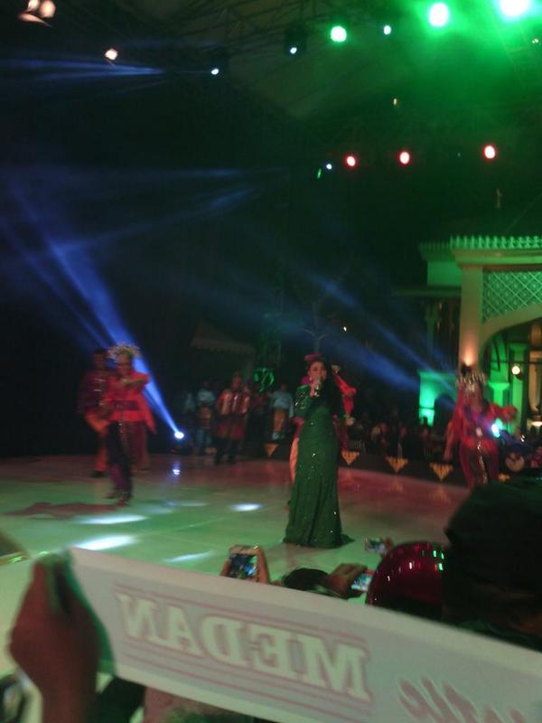 FatinisticG1's tweet photo. Selanjutnya teh @mynameisrossa  Cindai at konser melayu Bagus @FatinSL @FatinisticPKU1 @Fatinistic_SU @Fatinistic http://t.co/fCllI5fdYH