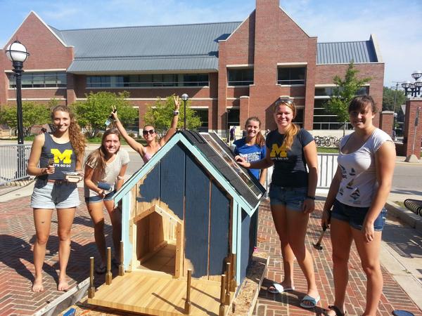 UMichTrack's tweet photo. Some of our student-athletes hard at work building Doggie Dream Houses for charity! #GoBlue #UMCommunity http://t.co/NLHmrFQzOb