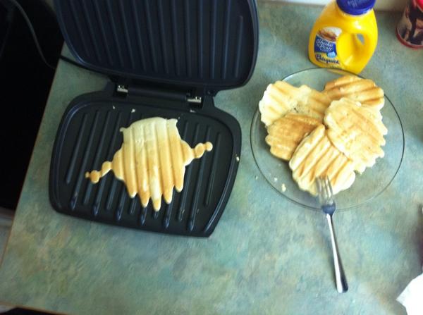 isasaherrera's tweet image. Pancakes in da morning/afternoon with some cool roommates ☀️ #weekendstatus #marcusiothealienpancake