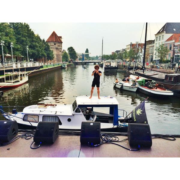 Net souncheck gehad, de eerste helden zijn al aanwezig. We spelen om 22uur. #irie (schroom niet om foto's te maken)