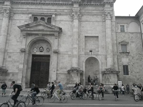 dandigiosia's tweet photo. 50 e piú bici per #ascoliesoterica #aperibicycle @comuneAp #destinazionemarche #lp #marchebellezza @MarcheTourism http://t.co/NgwvJ0XaeY