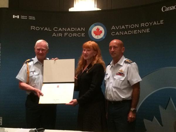 RCAF_Comd's tweet photo. Le Gouv Général du Canada a remit le titre de ColH de l' ARC à Loreena McKennitt lors de la conférence des ColH à Qc. http://t.co/VhYlMEczDd