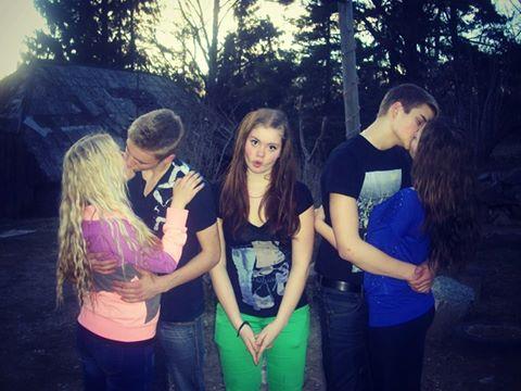 GeidiRaadik's tweet image. Omfg... Leidsingi selle pildi yles :3 :3 :3 #k6igenunnumpilt #Bellu #Janari #Laura #Rünnooooo:* :D :D :3 :3